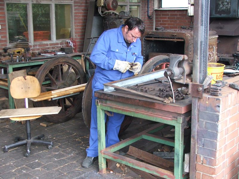 2009-09-28, Museumsbahn Weichenbau007.JPG